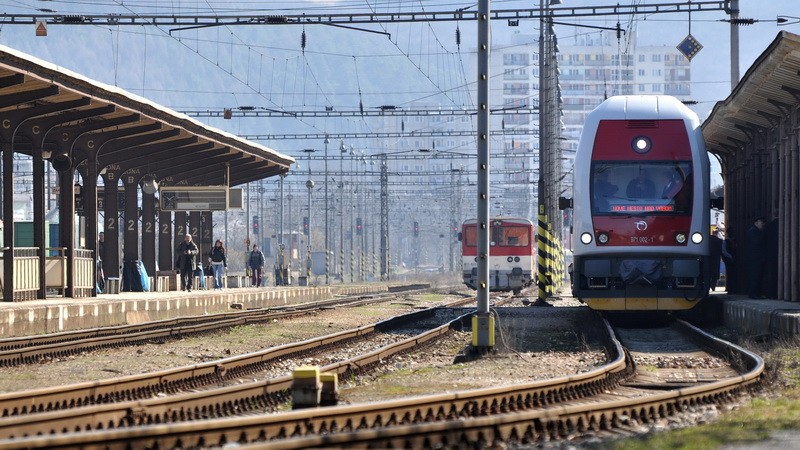 Vlak na železničnej trati, ilustračné foto